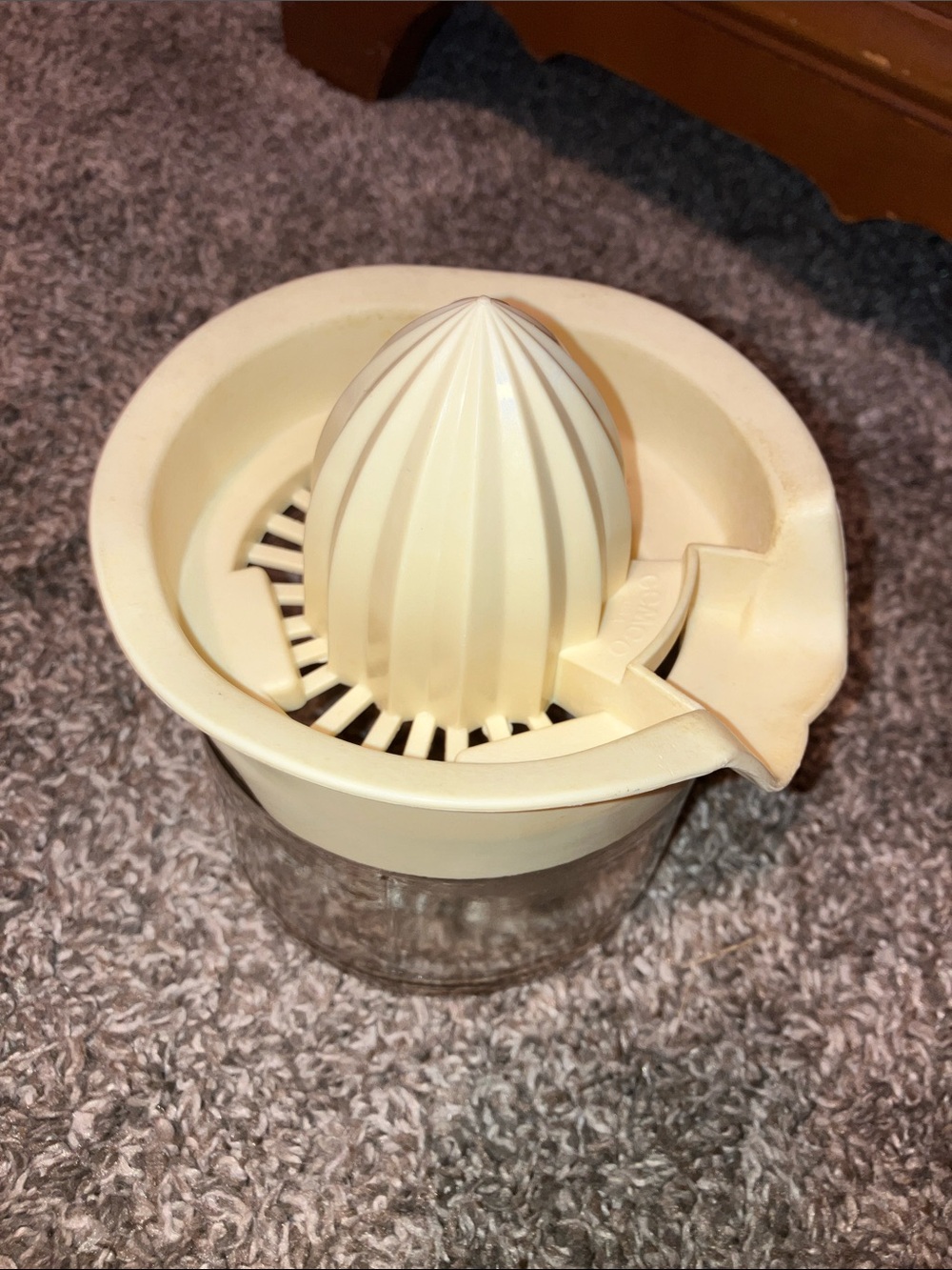 Cream Manual Citrus Juicer with Integrated Glass Container Vintage Gemco